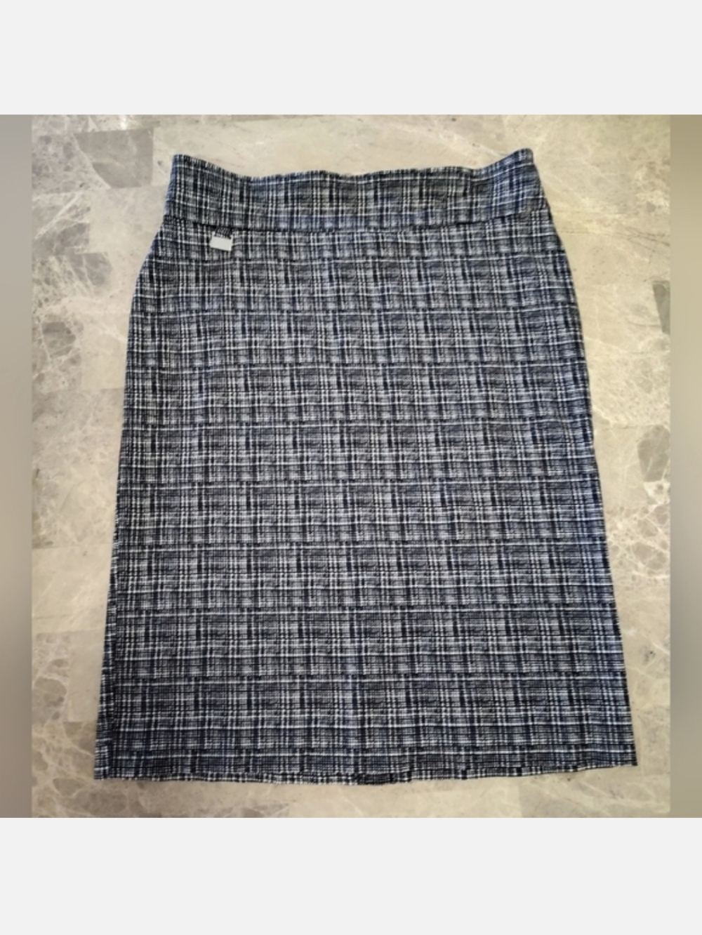 ZAC & RACHEL Elegant Black and White Abstract Grid Patterned Medium Pencil Skirt